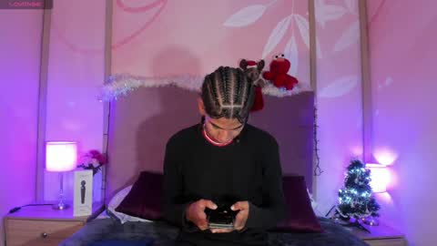 Snapshot of maxim_walker chatting on December 26, 2:01 am maxim online show from December 26, 2:01 am