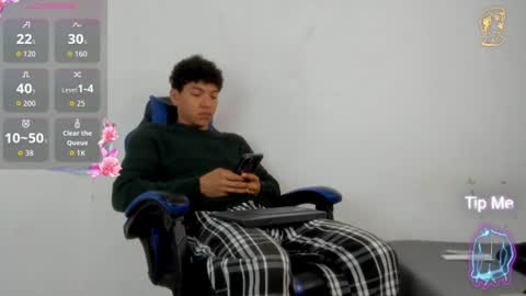 Snapshot of maximiliano_kh4lil chatting on June 13, 12:36 pm Maximiliano online show from June 13, 12:36 pm