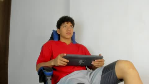 Snapshot of maximiliano_kh4lil chatting on June 17, 11:56 am Maximiliano online show from June 17, 11:56 am