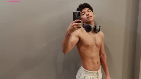 Snapshot of maximiliano_kh4lil chatting on July 11, 11:57 am Maximiliano online show from July 11, 11:57 am