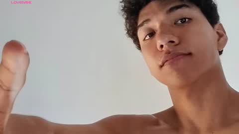 Snapshot of maximiliano_kh4lil chatting on July 16, 1:39 pm Maximiliano online show from July 16, 1:39 pm