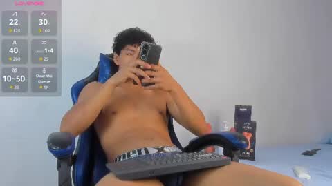 Snapshot of maximiliano_kh4lil chatting on July 29, 3:32 pm Maximiliano online show from July 29, 3:32 pm
