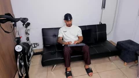 Snapshot of maximo004 chatting on November 25, 3:17 am Maximo online show from November 25, 3:17 am