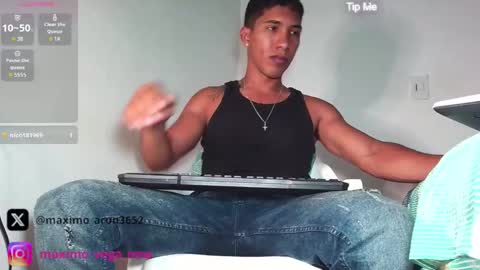 Snapshot of maximo_vega_new chatting on October 13, 8:20 pm Maximo Aron Vega online show from October 13, 8:20 pm