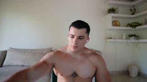 Snapshot of maximohoot chatting on April 4, 10:07 pm Sebastian online show from April 4, 10:07 pm
