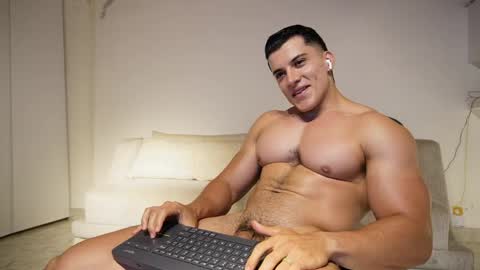 Snapshot of maximohoot chatting on April 6, 4:10 am Sebastian online show from April 6, 4:10 am