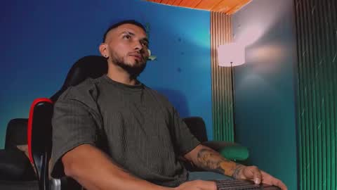 Snapshot of maximusclark chatting on January 8, 2:58 am Maximus Clark online show from January 8, 2:58 am