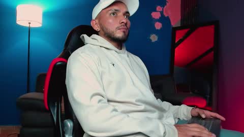 Snapshot of maximusclark chatting on January 15, 4:06 am Maximus Clark online show from January 15, 4:06 am