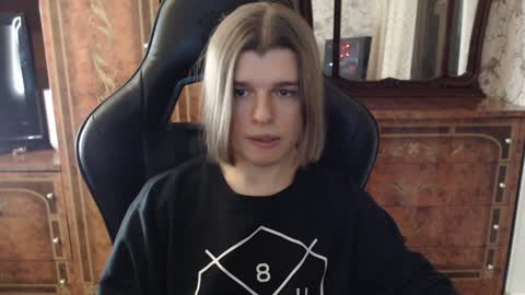 Snapshot of maxplay18 chatting on December 3, 5:45 pm Max online show from December 3, 5:45 pm