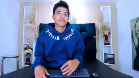 Snapshot of maxwyatt_1 chatting on June 18, 11:25 am Max Wyatt online show from June 18, 11:25 am