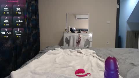 maya_kumashiro online show from November 22, 8:30 pm