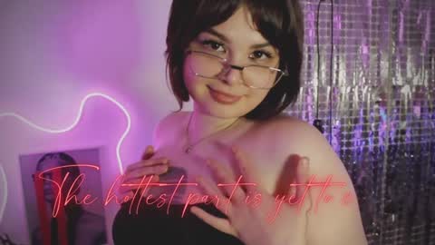 Snapshot of maya_muse chatting on December 10, 9:01 am Woman online show from December 10, 9:01 am