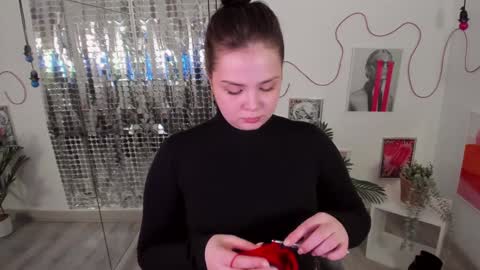 Snapshot of maya_muse chatting on December 21, 12:49 pm Woman online show from December 21, 12:49 pm