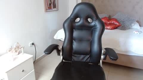 Snapshot of maydivaxox chatting on February 19, 8:10 pm MAYA online show from February 19, 8:10 pm