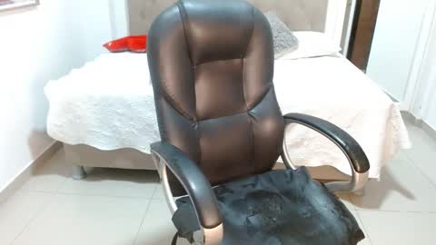 Snapshot of maydivaxox chatting on February 21, 11:54 pm MAYA online show from February 21, 11:54 pm