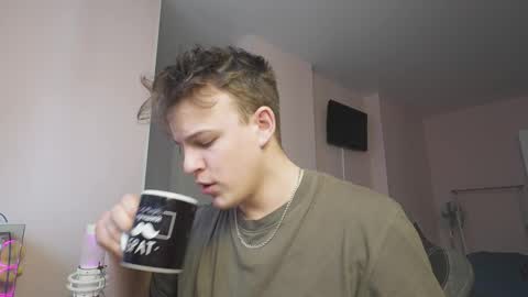 Snapshot of maygly chatting on March 4, 7:03 am Slava and Alextatto online show from March 4, 7:03 am