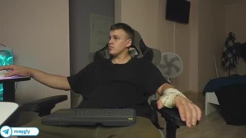Snapshot of maygly chatting on June 14, 8:33 pm Slava and Alextatto online show from June 14, 8:33 pm