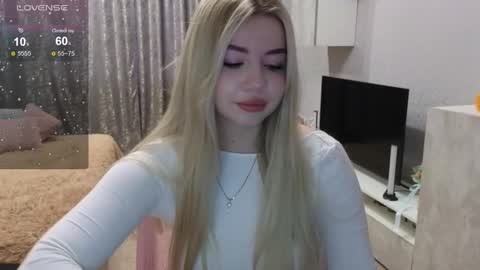 Snapshot of maymallorie chatting on December 4, 6:00 am may online show from December 4, 6:00 am
