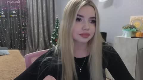 Snapshot of maymallorie chatting on December 12, 2:33 pm may online show from December 12, 2:33 pm