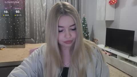 Snapshot of maymallorie chatting on December 15, 7:31 pm may online show from December 15, 7:31 pm
