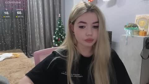 Snapshot of maymallorie chatting on December 17, 8:43 pm may online show from December 17, 8:43 pm