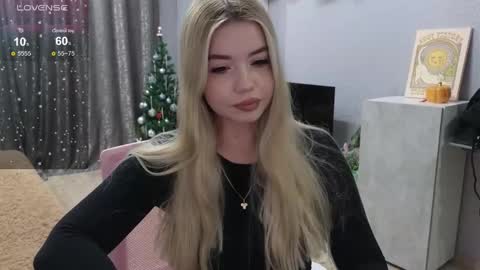 Snapshot of maymallorie chatting on December 25, 4:32 pm may online show from December 25, 4:32 pm