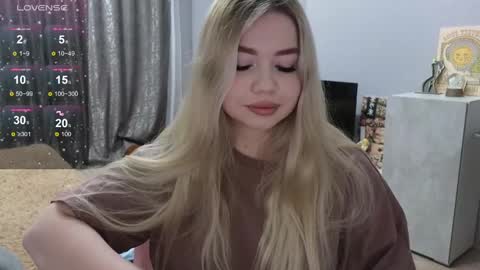 Snapshot of maymallorie chatting on February 16, 1:14 am may online show from February 16, 1:14 am