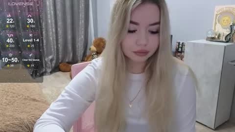 Snapshot of maymallorie chatting on February 19, 4:22 pm may online show from February 19, 4:22 pm