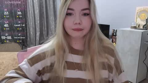 Snapshot of maymallorie chatting on February 25, 9:24 pm may online show from February 25, 9:24 pm