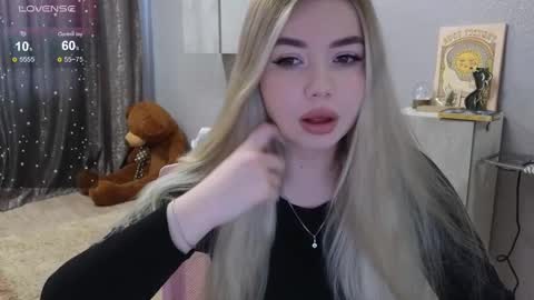 Snapshot of maymallorie chatting on March 4, 5:00 am may online show from March 4, 5:00 am
