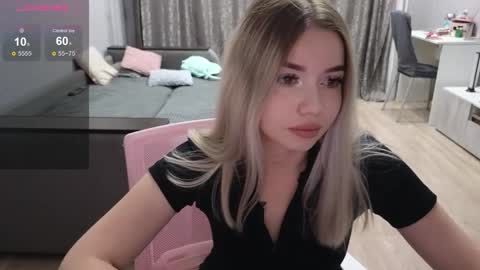 Snapshot of maymallorie chatting on October 7, 9:01 pm may online show from October 7, 9:01 pm