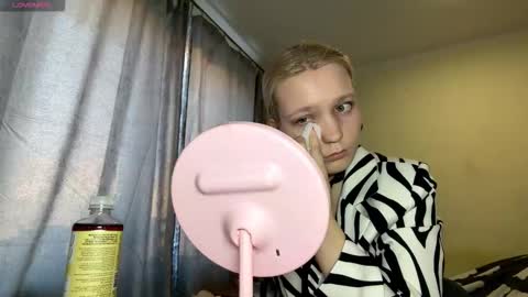 Snapshot of mayspagnolia chatting on March 23, 3:05 pm olivia online show from March 23, 3:05 pm