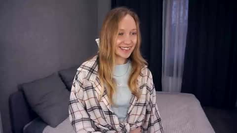 Snapshot of mckenziedyen chatting on October 31, 8:15 am Mary  online show from October 31, 8:15 am