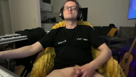 Snapshot of mcmike_es chatting on February 20, 9:59 pm Mike online show from February 20, 9:59 pm