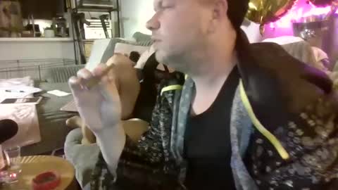 me2283 online show from February 8, 3:30 am