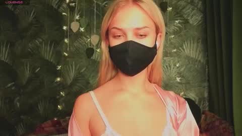 meeeewmeeeeow online show from November 18, 8:46 pm