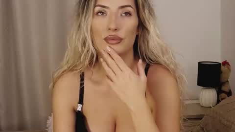 Snapshot of megan_blazee chatting on October 15, 6:19 pm Megan Blazee online show from October 15, 6:19 pm