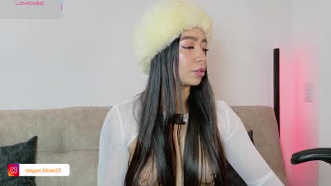 Snapshot of megan_bluee_ chatting on February 27, 3:45 pm Megan Bluee online show from February 27, 3:45 pm