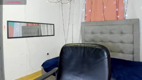 Snapshot of megan_kis9 chatting on December 6, 11:03 pm megan online show from December 6, 11:03 pm