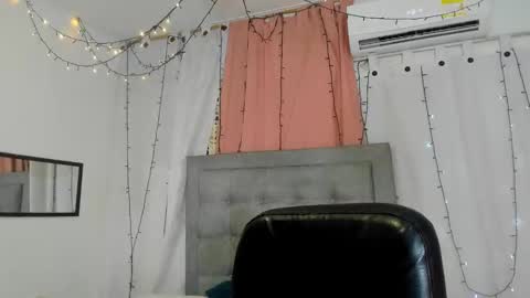 Snapshot of megan_kis9 chatting on December 7, 6:59 pm megan online show from December 7, 6:59 pm