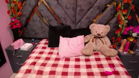 Snapshot of megan_latinn chatting on January 14, 4:07 am megan_latinn online show from January 14, 4:07 am