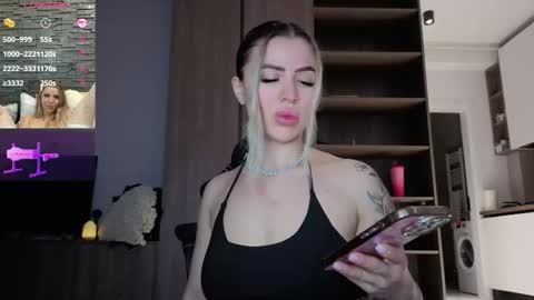 Snapshot of megan_ros_ chatting on February 13, 5:31 pm Megan online show from February 13, 5:31 pm