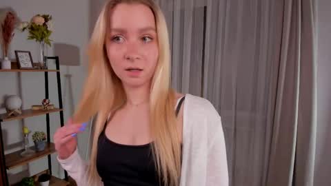 Elly online show from April 20, 7:37 pm