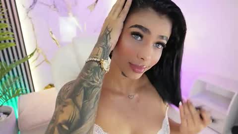 Snapshot of meganlowell chatting on November 20, 7:57 pm Megan Lowell online show from November 20, 7:57 pm