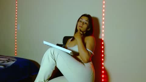 Snapshot of meganxox25 chatting on April 14, 1:33 am meganxox25 online show from April 14, 1:33 am