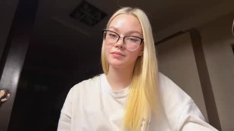 Snapshot of megganskurski chatting on February 16, 7:43 pm Mia online show from February 16, 7:43 pm