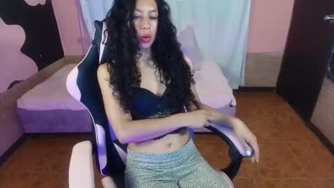 Snapshot of meisy_latina_ chatting on March 14, 2:50 am meisy_latina_ online show from March 14, 2:50 am