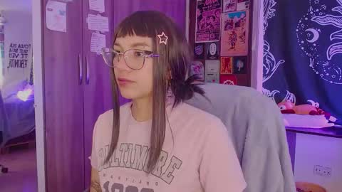 Melissa  -  -  Please help me to reach 100 thumbs up online show from November 24, 2:06 pm