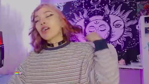 Snapshot of mel_dahlia chatting on July 13, 4:43 pm Melissa - - Please help me to reach 100 thumbs up online show from July 13, 4:43 pm