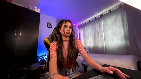 Snapshot of melani_bear chatting on October 18, 9:15 pm MELANI online show from October 18, 9:15 pm